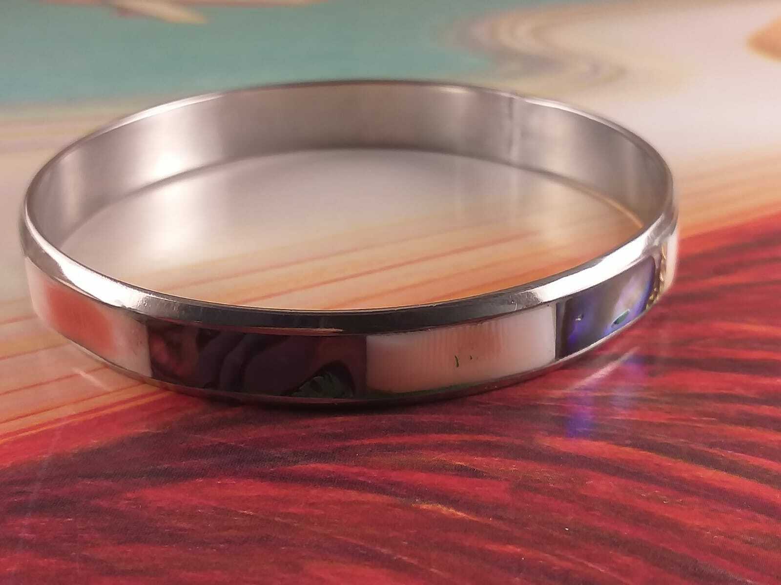 Bracciale Rigido Donna in Metallo con Madreperla Colorata Bianco/Sfumature Arancio - immagine 3