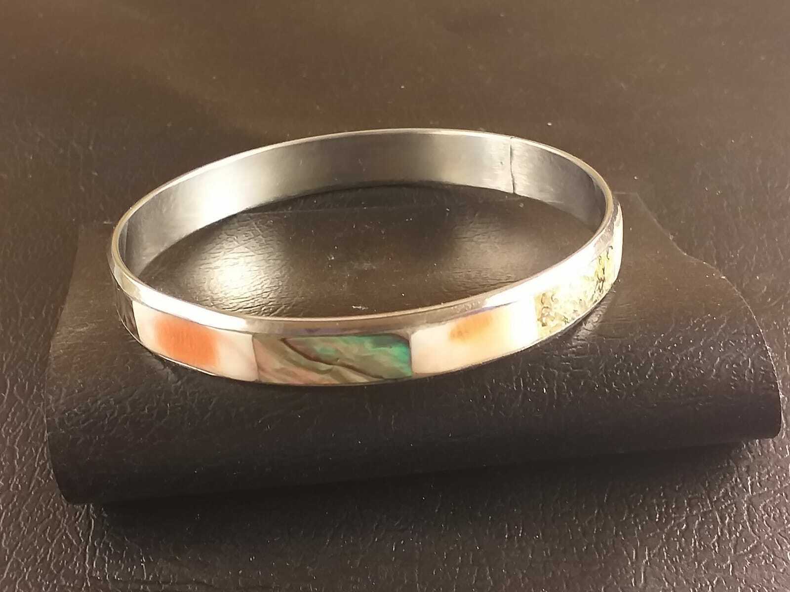 Bracciale Rigido Donna in Metallo con Madreperla Colorata Bianco/Sfumature Arancio - immagine 4