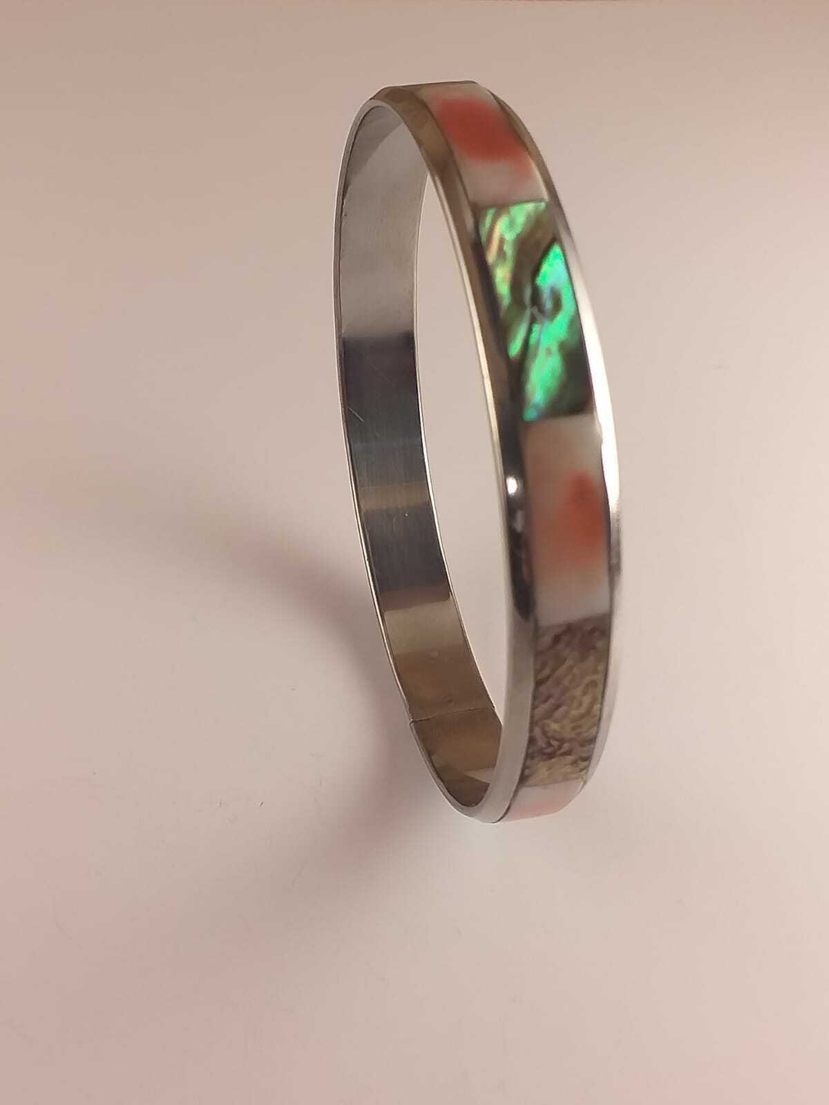 Bracciale Rigido Donna in Metallo con Madreperla Colorata Bianco/Sfumature Arancio - immagine 5