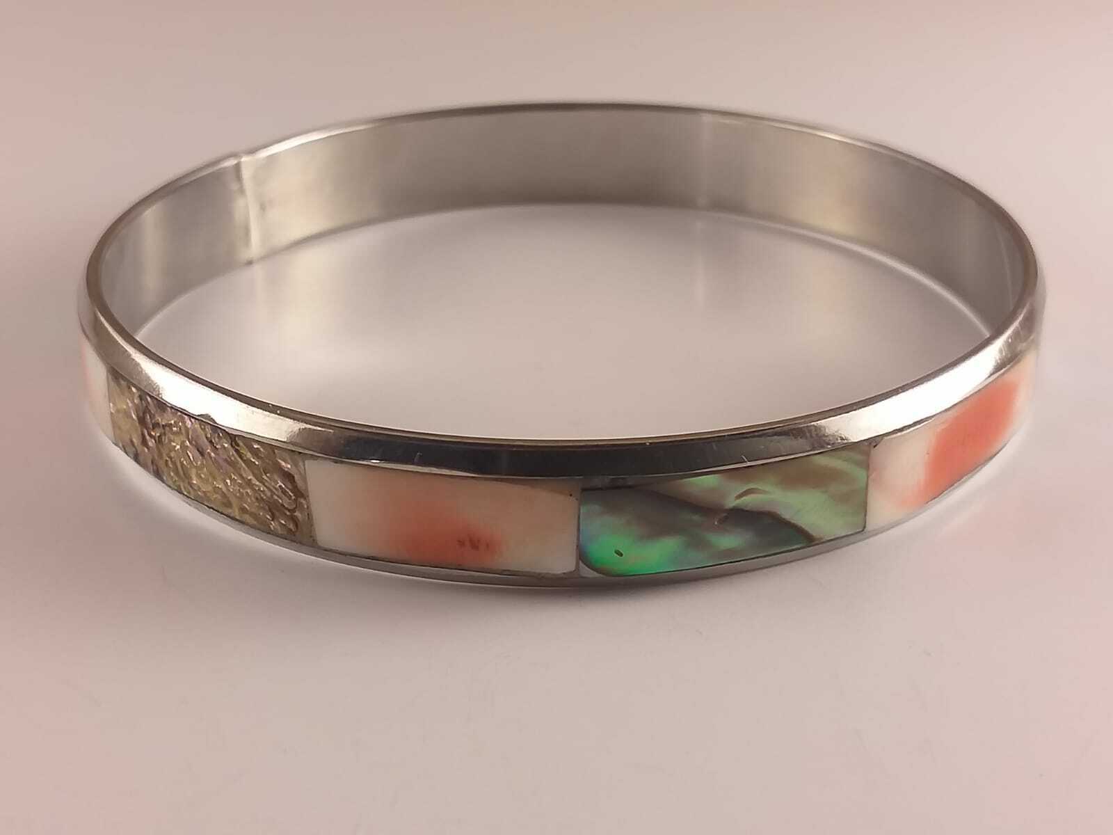 Bracciale Rigido Donna in Metallo con Madreperla Colorata Bianco/Sfumature Arancio - immagine 7