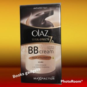 1 Flacone Olaz 7 in One Total Effects SPF15 Crema Viso Idratante + un tocco di Fondotinta Scuro 50ml
